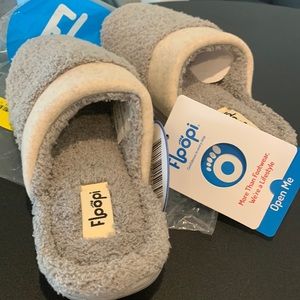 Floopi Womens Slippers size S gray new with tags.